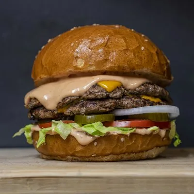 Burger podany z dodatkami