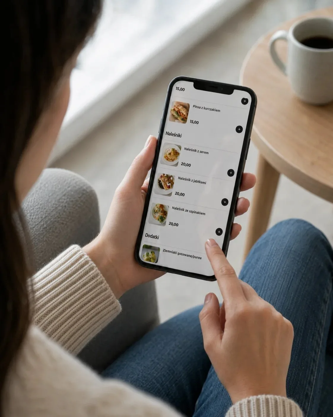 Klient przegląda menu restauracji na telefonie