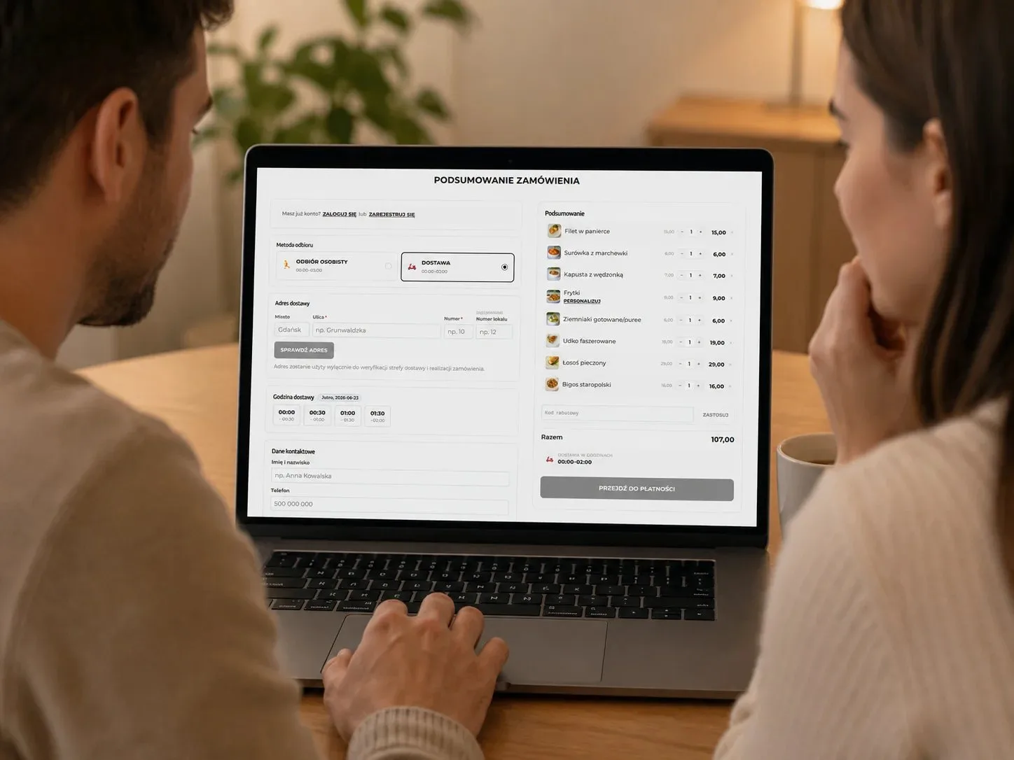 Para składa zamówienie online na laptopie