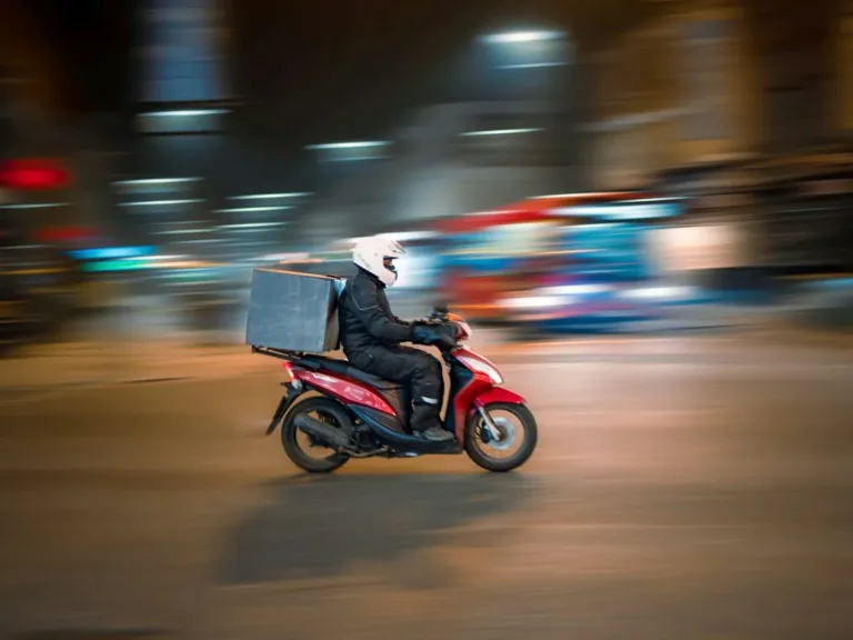 Prowizje Pyszne, Glovo, Uber Eats i Wolt: ile naprawdę płacisz za zamówienie