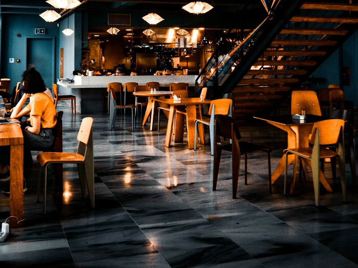 Wnętrze restauracji wieczorem z ladą i lampami